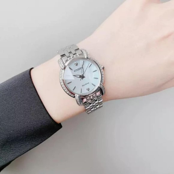 Estate $650 Citizen Ladies Diamond 30mm Watch! - Picture 6 of 6